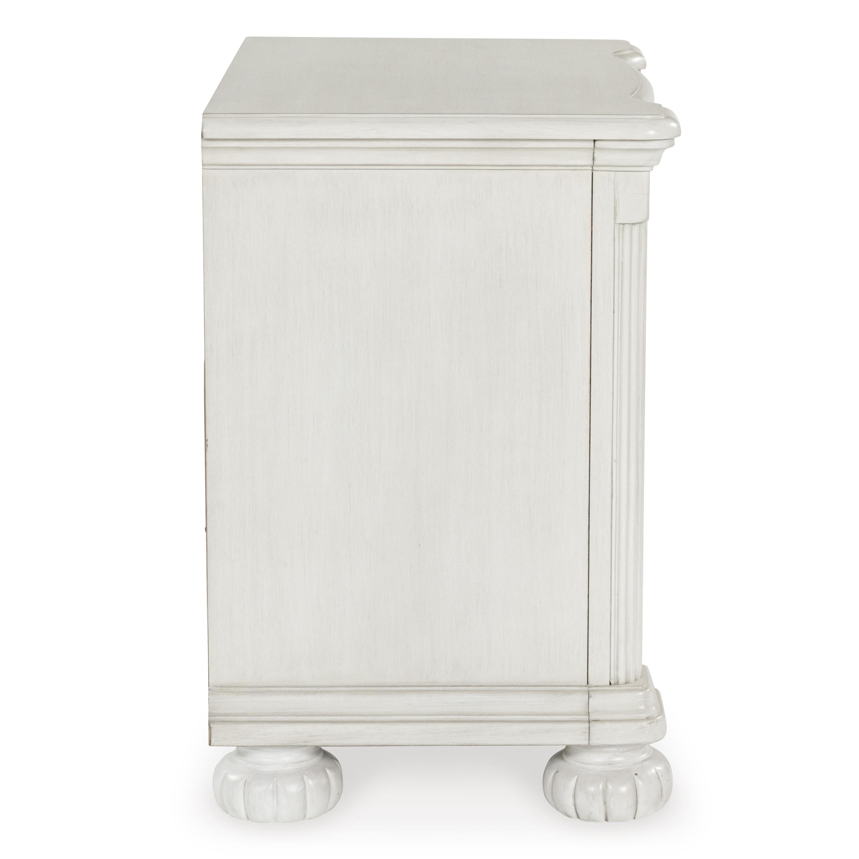 Benchcraft Montelaine 3-Drawer Nightstand B795-93 IMAGE 4