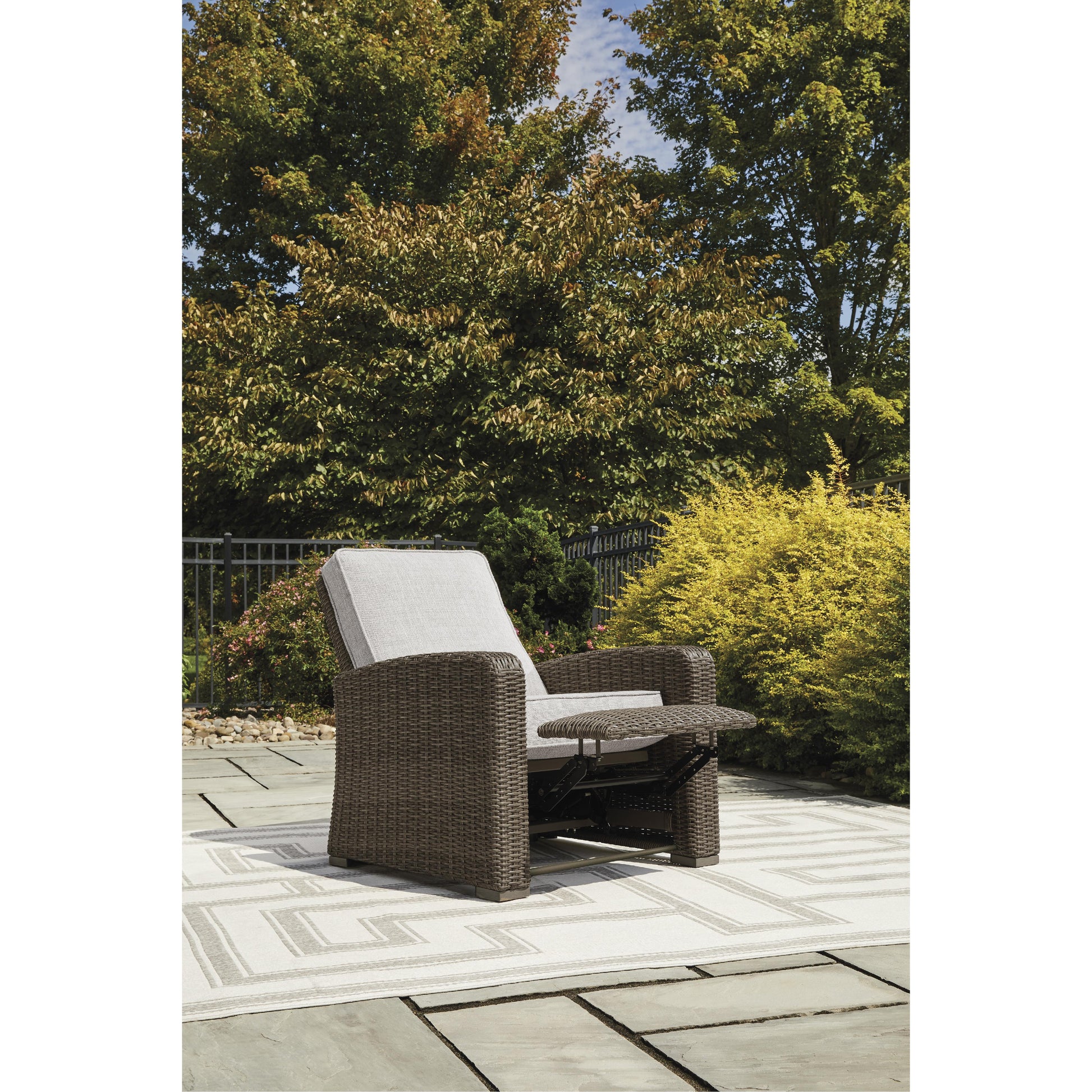 Signature Design by Ashley Outdoor Seating Recliners P791-825 IMAGE 9