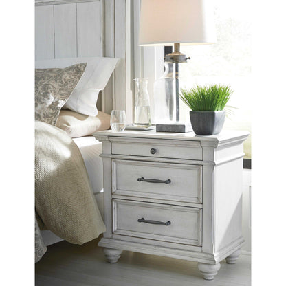 Benchcraft Kanwyn 3-Drawer Nightstand B777-93