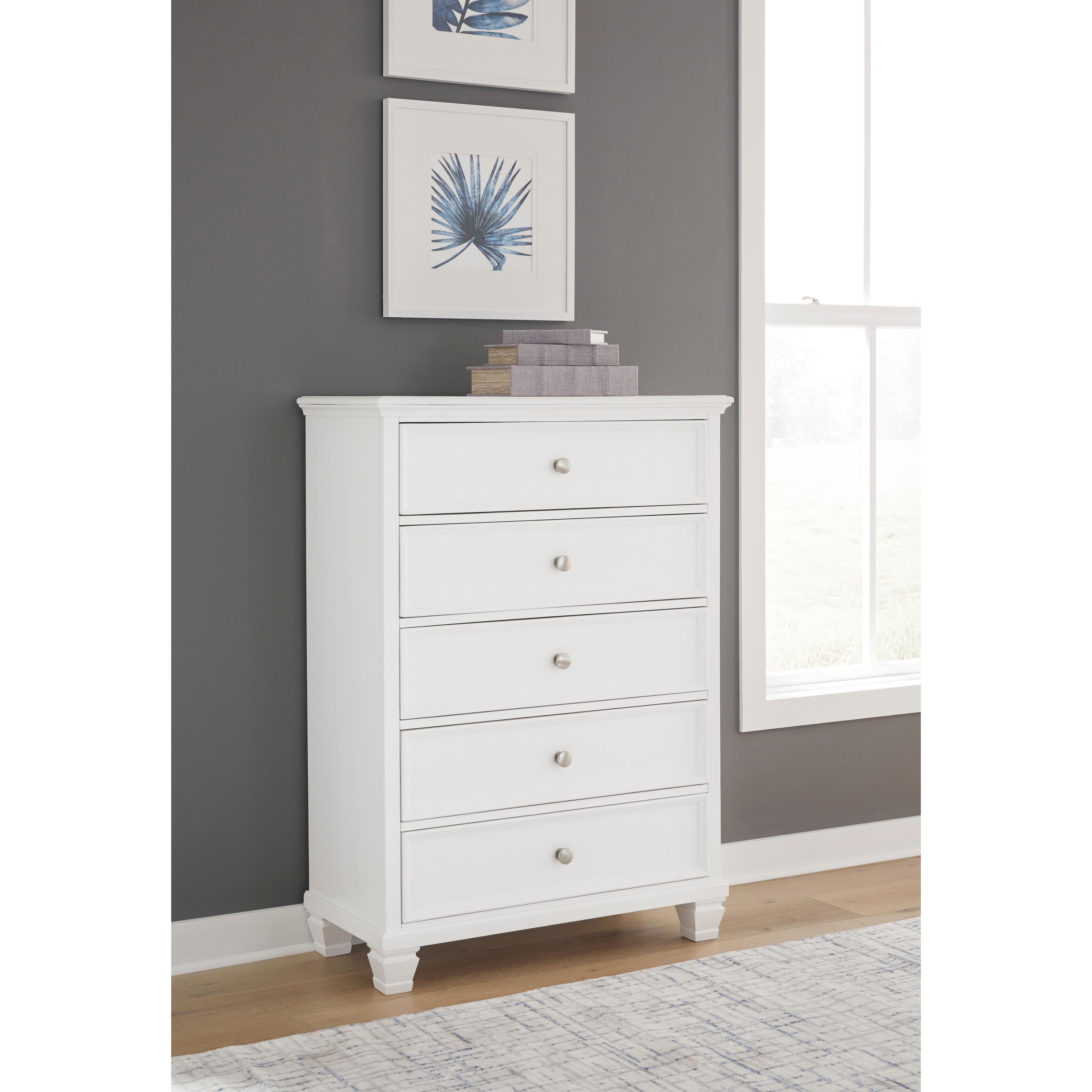 Signature Design by Ashley Fortman 5-Drawer Chest B680-46